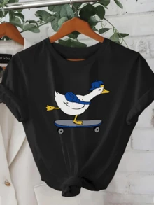 Adventurous Duck Wearing A Blue Cap On A Skateboard, Showing Free Spirit And Fun Energy. Ideal For Those Who Love Originality. Modern And Comfortable Casual Women's T-Shirt. - 黑色 - 查看 1