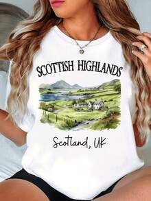Paisaje de las Tierras Altas de Escocia con casas rurales junto a colinas verdes y un río tranquilo que refleja la serenidad del campo británico camiseta de mujer casual cómoda para uso diario y viajes - Blanco - Ver 1