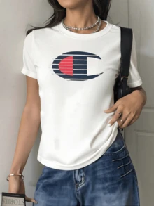 Abstract Symbol Of Balance Composed Of Horizontal Lines Representing Harmony And A Red Semicircular Shape Symbolizing Energy And Confidence. Modern Casual Women's Short-Sleeved T-Shirt, Comfortable For Everyday Wear. - 白色 - 查看 6