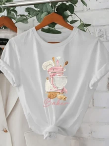 An Illustration Showing A Pink Mixer With Baking Utensils And Freshly Baked Bread Symbolizing A Passion For Baking And Artisanal Creativity. Women's T-Shirt With A Modern And Comfortable Print For Everyday Wear - 白色 - 查看 6