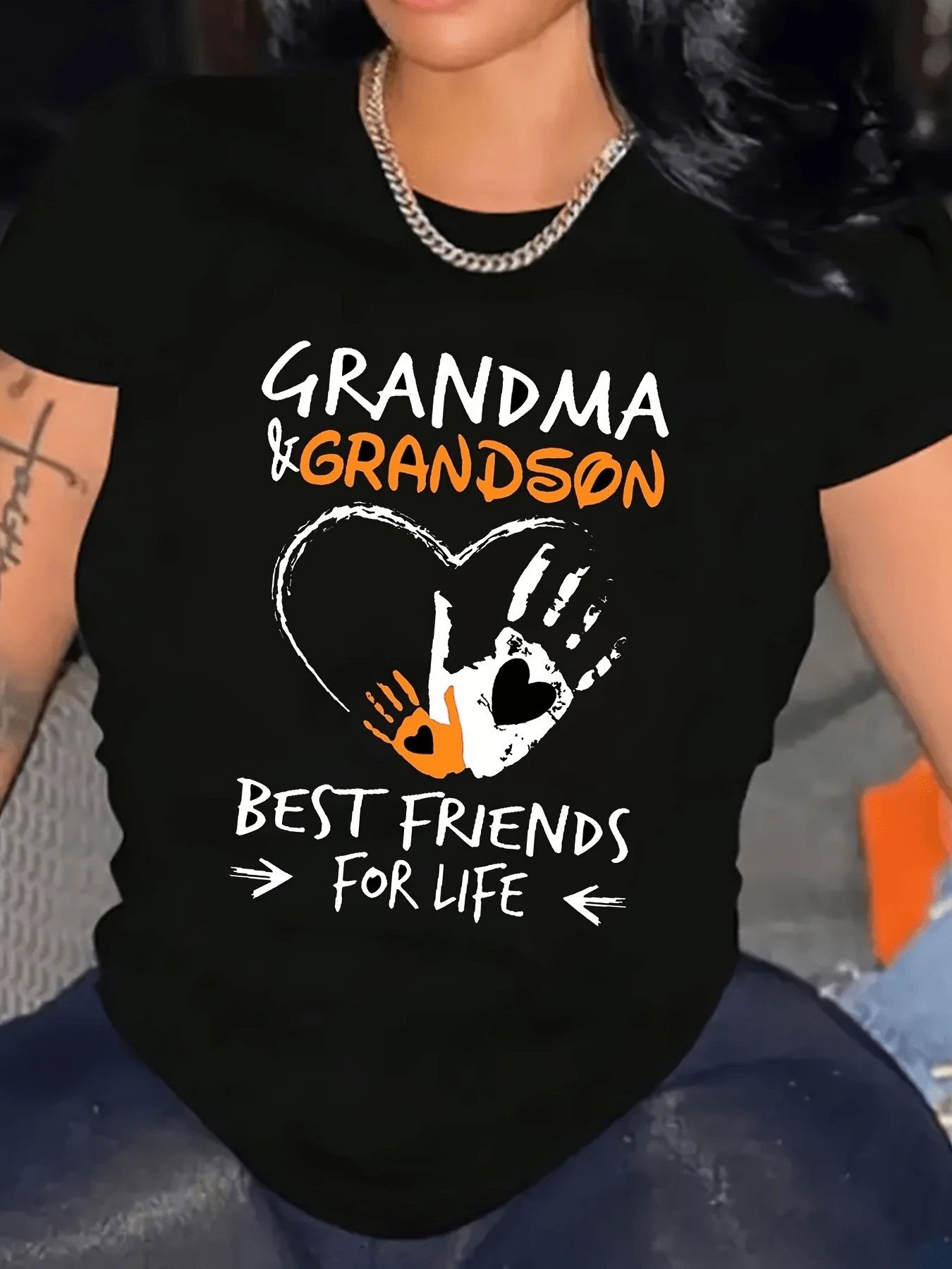 Corazón formado por manos entrelazadas que simboliza el amor eterno y la unión inquebrantable entre abuela y nieto con frases que celebran ser mejores amigos para toda la vida camiseta de mujer casual cómoda ideal para regalo familiar - Negro - Ver 1