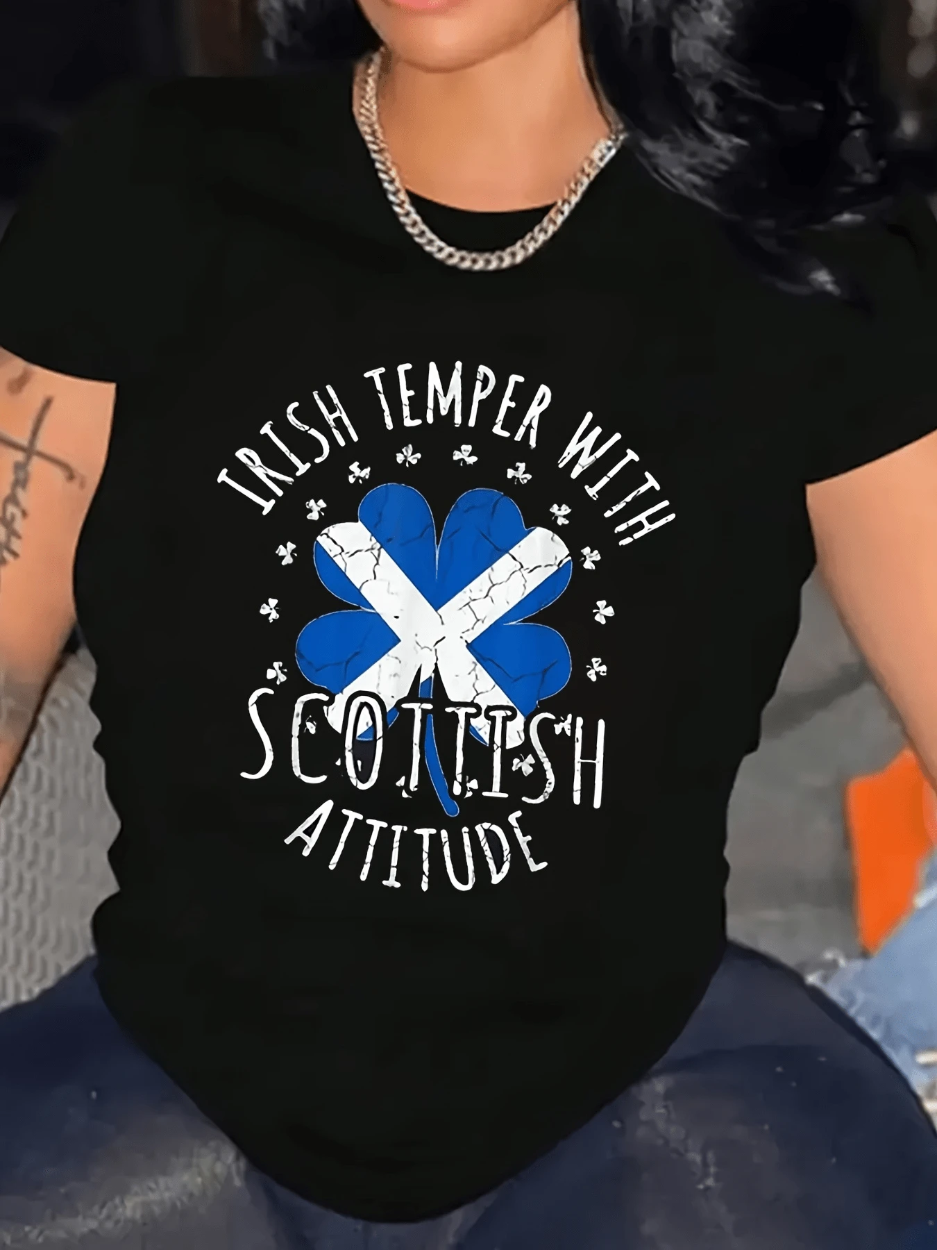 Trébol azul con cruz blanca que simboliza la unión de la energía irlandesa con la fuerza escocesa y reflejando una actitud apasionada y segura camiseta de mujer casual moderna cómoda para uso diario - Negro - Ver 1