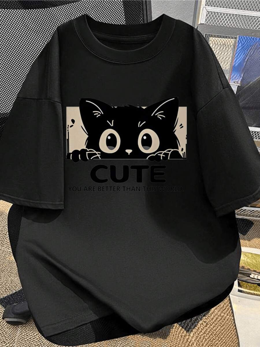 Gato curioso con grandes ojos que asoma entre sombras transmitiendo ternura y misterio como símbolo de inocencia y curiosidad eterna camiseta de mujer cómoda casual para uso diario - Negro - Ver 1