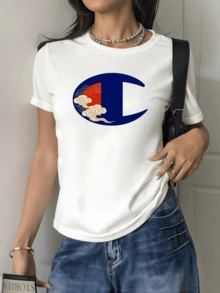 Blue Symbol With Red Background And White Clouds That Evoke Freedom, Serenity And Balance, Inspiring The Union Of The Air And The Calm Of The Sky. Modern And Comfortable Women's T-Shirt For Everyday Use - 白色 - 查看 1