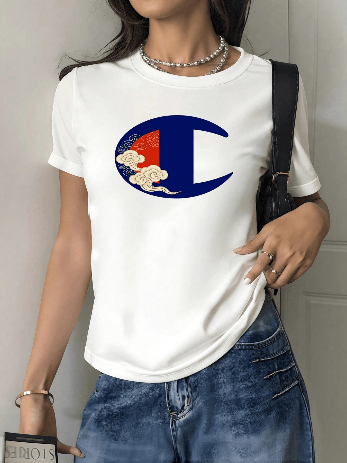 Blue Symbol With Red Background And White Clouds That Evoke Freedom, Serenity And Balance, Inspiring The Union Of The Air And The Calm Of The Sky. Modern And Comfortable Women's T-Shirt For Everyday Use - 白色 - 查看 1