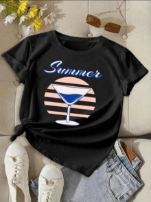 A Symbol Of Summer With A Blue Cocktail Against A Pink Sunset Represents The Joy Of Rest, Positive Energy, And The Freshness Of Sunny Days. A Comfortable, Casual Women's T-Shirt For Everyday Wear. - 黑色 - 查看 6