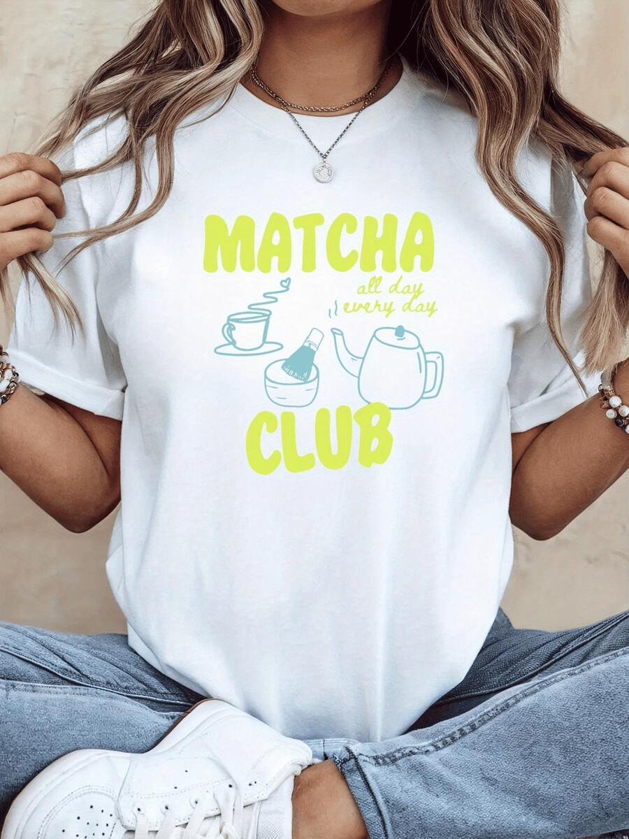 Taza de té matcha humeante junto a una tetera y la frase inspiradora all day every day que transmite calma y energía positiva camiseta de mujer casual moderna - Blanco - Ver 1