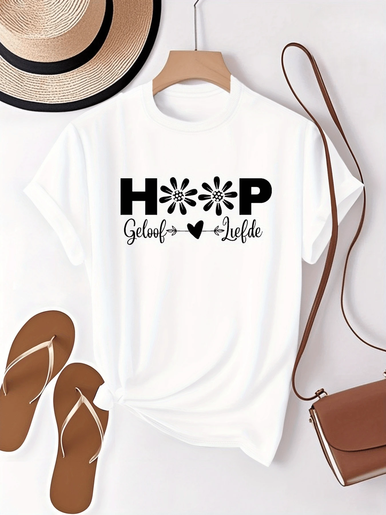 Flowers Symbolizing Hope, Faith, And Love, United By A Heart With Arrows, Conveying Positive Energy And Serenity-Perfect For Expressing Joy Every Day. A Modern, Comfortable, Casual Women's T-Shirt. - 白色 - 查看 1