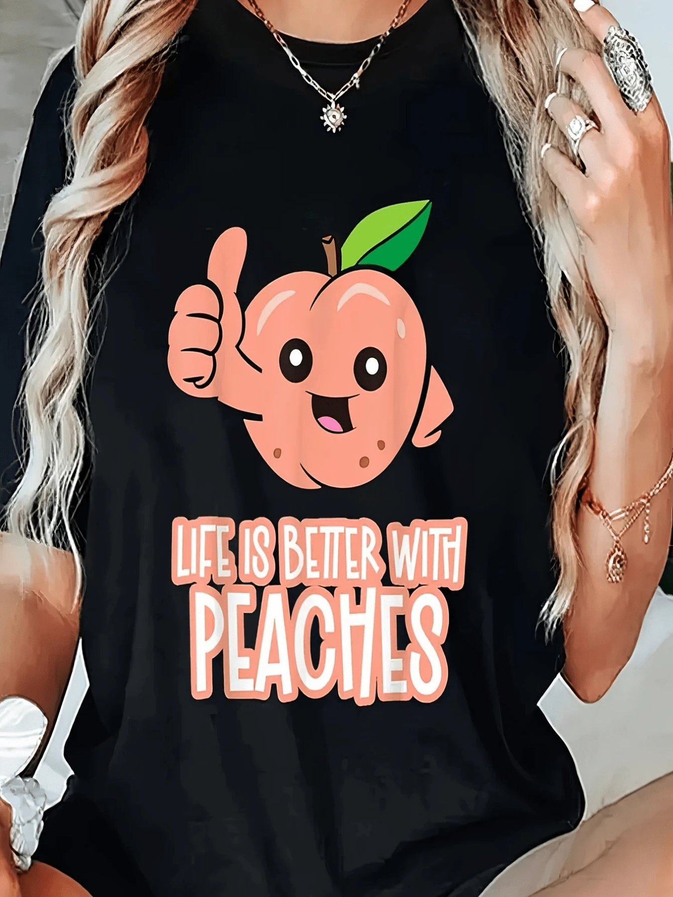 Smiling Peach With A Positive Expression Conveying Optimistic Energy And Joy, Enjoying Small Happy Moments. Comfortable, Casual, Modern Women's T-Shirt For Everyday Wear. - 黑色 - 查看 1