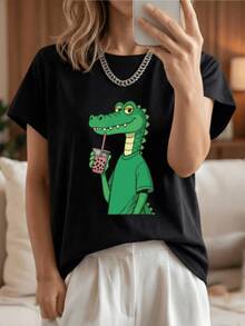 A Green Crocodile With A Relaxed Attitude Enjoying A Colorful Drink Conveys Humor, Confidence, And Freshness-Ideal For Those Who Love A Fun Touch In Their Look. A Modern And Comfortable Casual Women's T-Shirt. - 黑色 - 查看 8