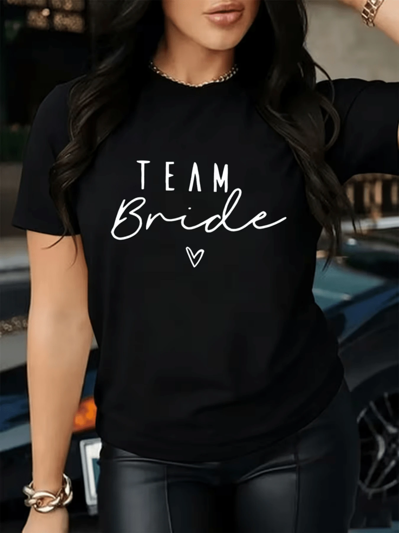 Text Celebrating The Unity And Joy Of A Group Of Friends Supporting The Bride-To-Be With A Festive And Elegant Spirit, Ideal For Pre-Wedding Events. Modern Casual Women's T-Shirt - 黑色 - 查看 1