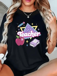 Manzana roja brillante junto con lápiz azul sobre fondo geométrico púrpura simboliza el conocimiento y la dedicación docente con destellos que evocan motivación y armonía camiseta de mujer casual cómoda para uso diario - Negro - Ver 1