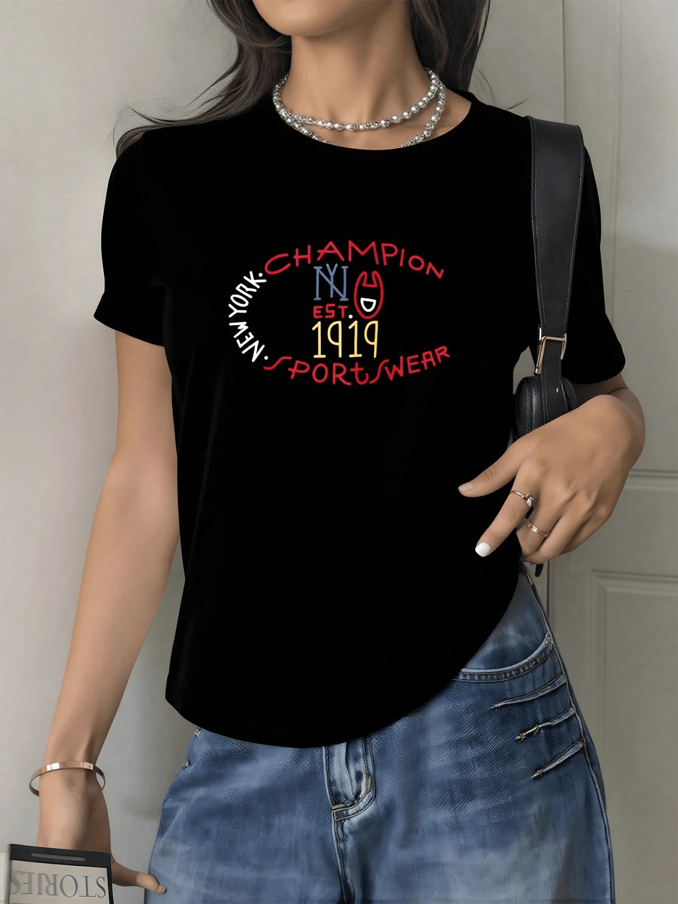 Vibrant Symbols That Evoke The Sporting Spirit Of New York With Colorful Lettering And A Modern Urban Energy That Highlights Feminine Strength And Confidence. Comfortable Casual Women's T-Shirt For Everyday Wear - 黑色 - 查看 1