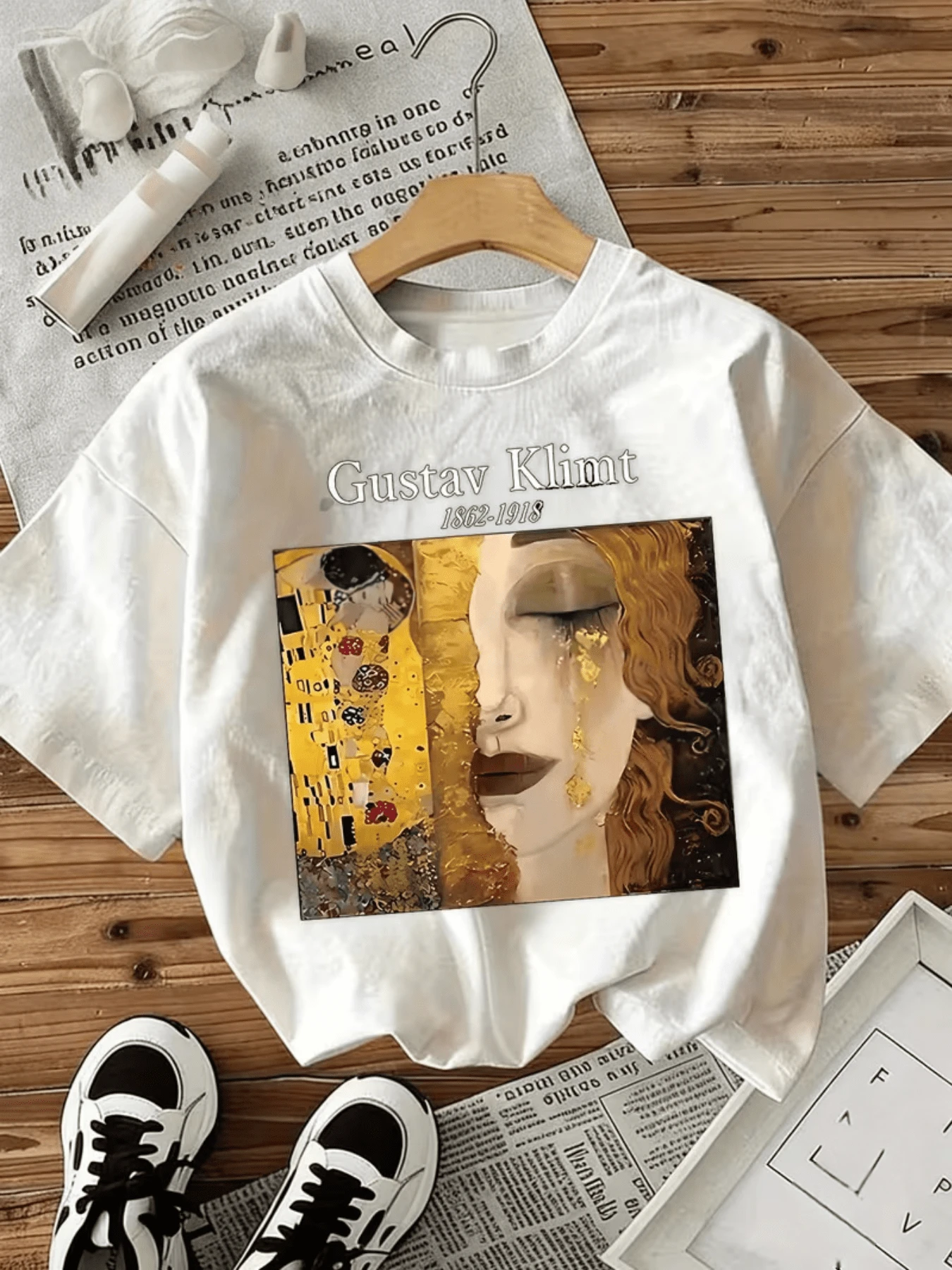 A Woman's Face Amidst Golden Tears Reflects The Connection Between Melancholy And The Beauty Of Classical Art. A Women's T-Shirt With An Elegant And Modern Artistic Touch. - 白色 - 查看 1