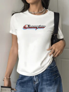 Colorful Typography Combining Red, Blue, And White Tones Symbolizing Energy, Confidence, And Vitality-Perfect For Those Seeking To Express Strength And Modern Style. Comfortable Casual Women's T-Shirt For Everyday Wear. - 白色 - 查看 1