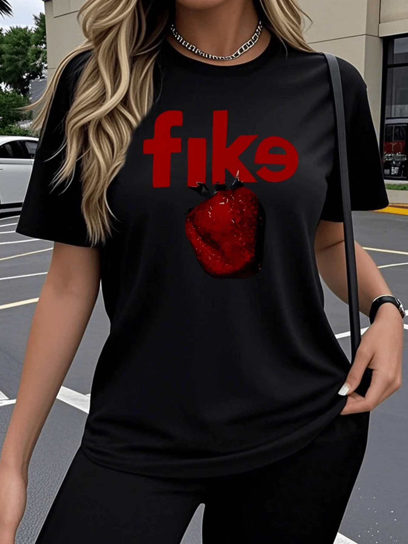 A Bright Red Strawberry Symbolizes Freshness, Energy, And A Desire For Freedom While Highlighting A Bold And Modern Spirit, Ideal For A Casual Urban Look. Women's Fitted T-Shirt With Modern Red Lettering. - 黑色 - 查看 1