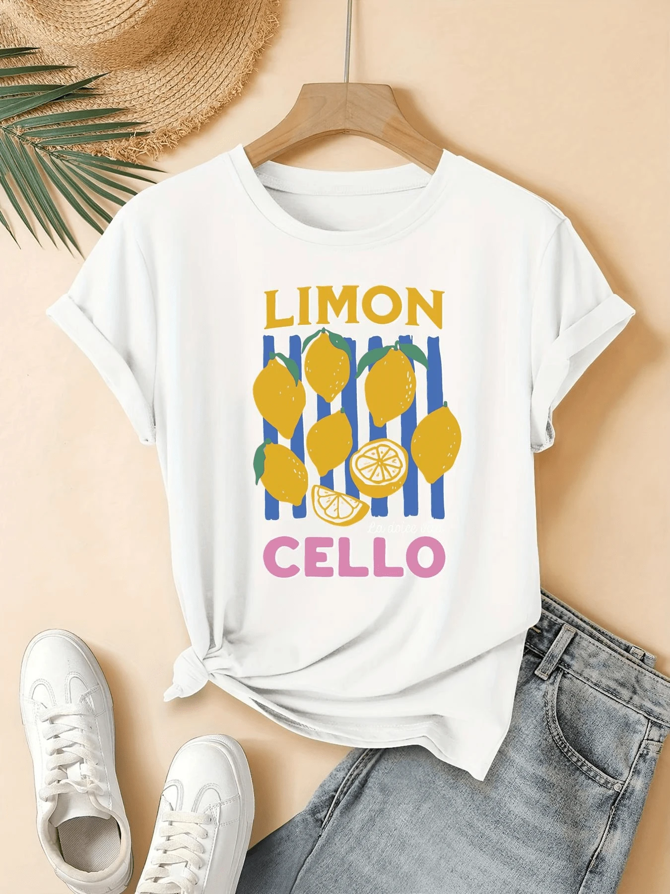 Yellow Lemons Symbolizing Freshness, Vitality, And Joy, Alongside Slices Evoking Warm Days And Positive Energy, Make This A Comfortable, Casual Women's T-Shirt Perfect For Summer. - 白色 - 查看 1