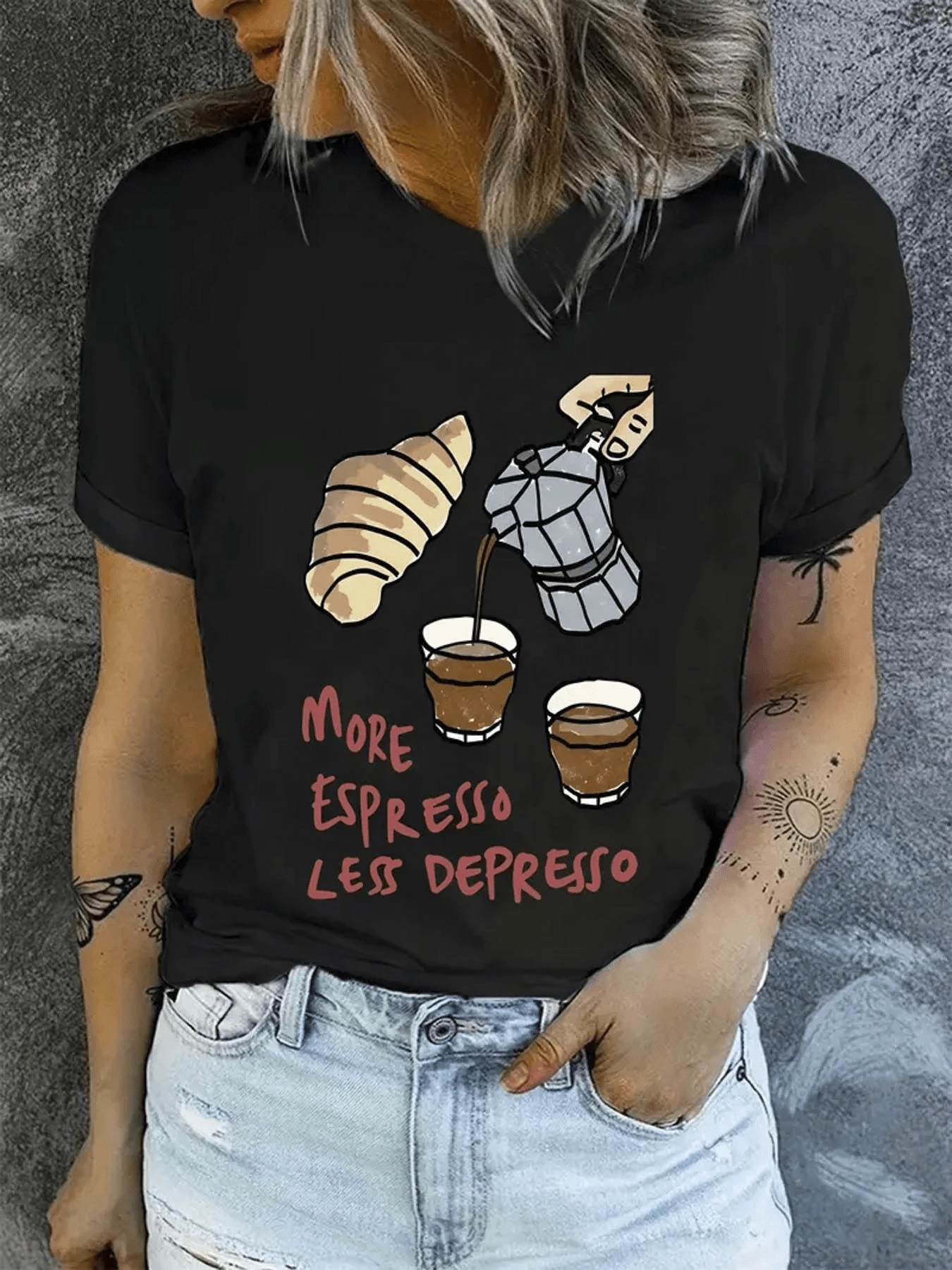 Tazas de café vertido con cafetera moka y croissant simbolizan energía positiva y ánimo alegre con frase divertida camiseta de mujer casual cómoda para diario - Negro - Ver 1