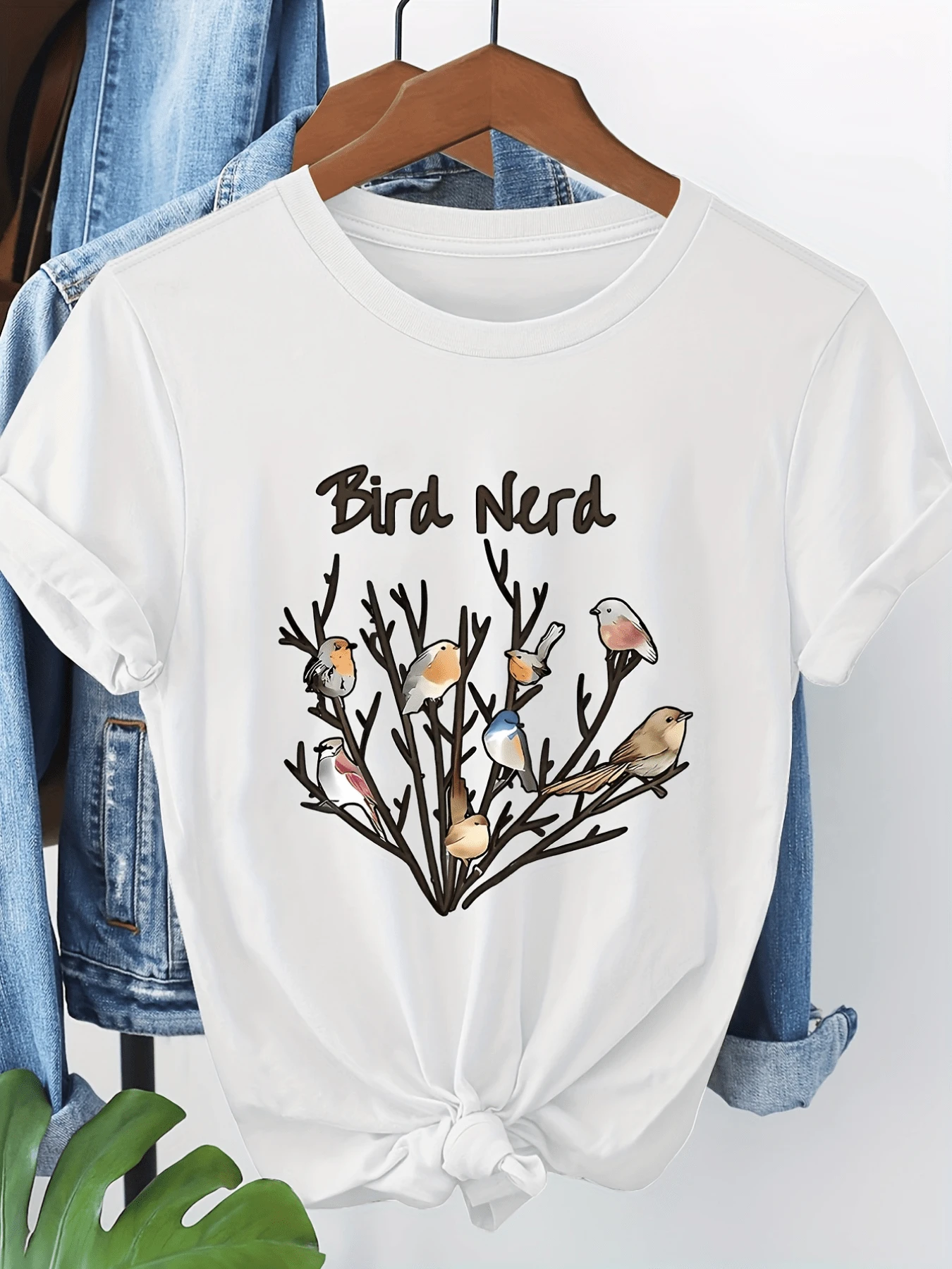 Ramas que simbolizan conexión con la naturaleza donde diversos pájaros coloridos se posan mostrando armonía libertad y curiosidad del espíritu aventurero camiseta de mujer casual moderna cómoda para el día a día - Blanco - Ver 1