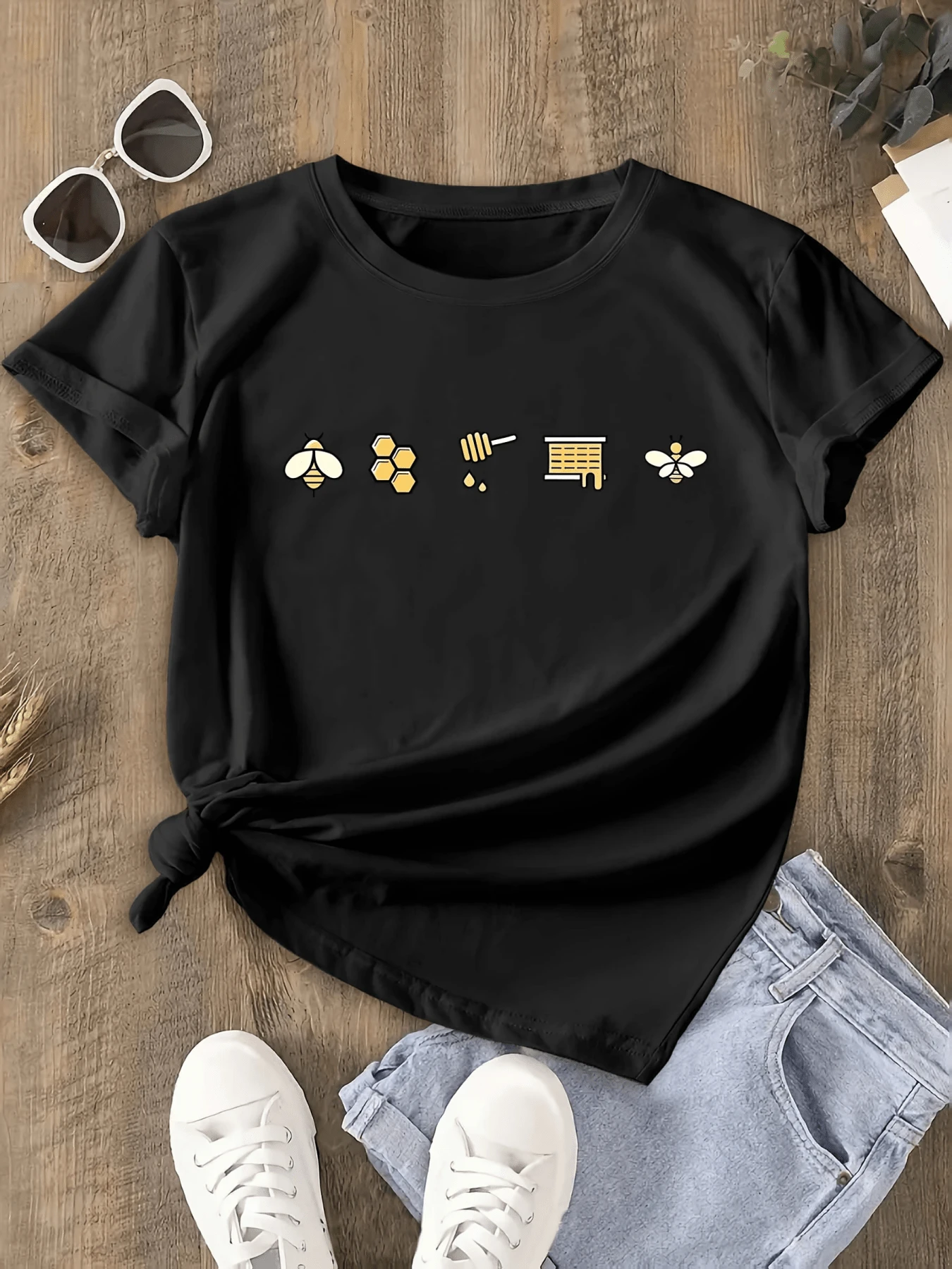 Symbols Representing The Essence Of Bees' Work, The Sweetness Of Honey, And The Harmony Of Nature. Women's Casual T-Shirt With An Inspiring And Modern Print, Ideal For Everyday Wear. - 黑色 - 查看 1