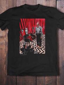 Surreal Scene With Vibrant Red Curtains, Human Figures Within A Geometric Black And White Space That Conveys Mystery, Art, And Depth. Modern, Casual, Comfortable Women's T-Shirt For Everyday Wear. - 黑色 - 查看 8