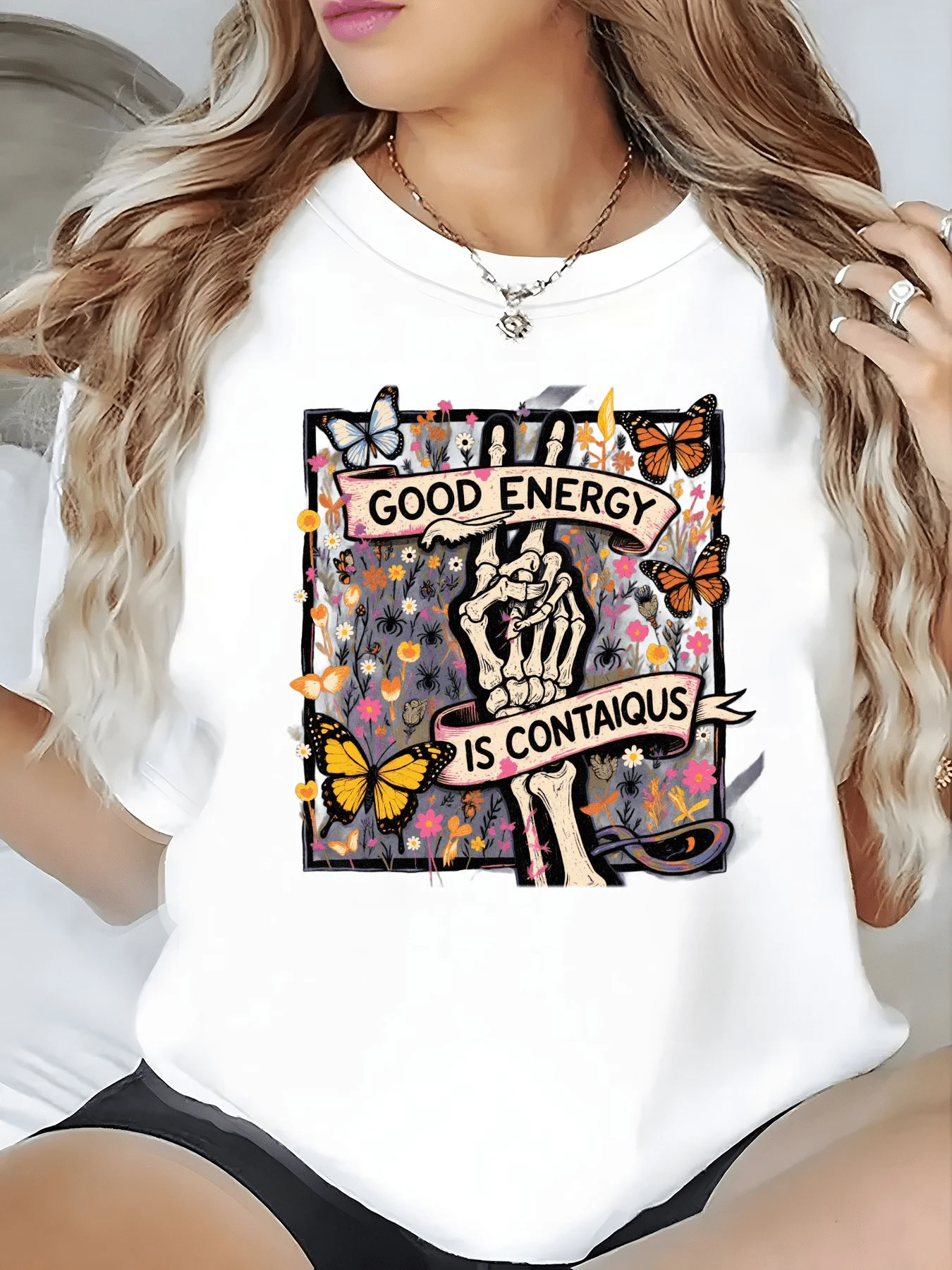Skeletal Hand Displaying Peace Symbol Surrounded By Vibrant Butterflies And Wildflowers Evoking Positive Energy, Transformation, And Spiritual Connection. Modern, Casual, Comfortable Women's T-Shirt - 白色 - 查看 1