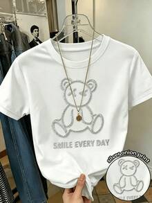 Osito brillante con expresión divertida que transmite alegría y ternura recordando sonreír cada día con un toque moderno y juvenil camiseta de mujer casual cómoda y versátil para uso diario - Blanco - Ver 8