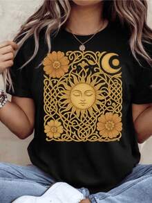 Símbolos dorados de sol luna y flores entrelazadas evocan conexión espiritual naturaleza energía femenina y armonía cósmica en una composición cálida y elegante camiseta de mujer casual cómoda para uso diario - Negro - Ver 1