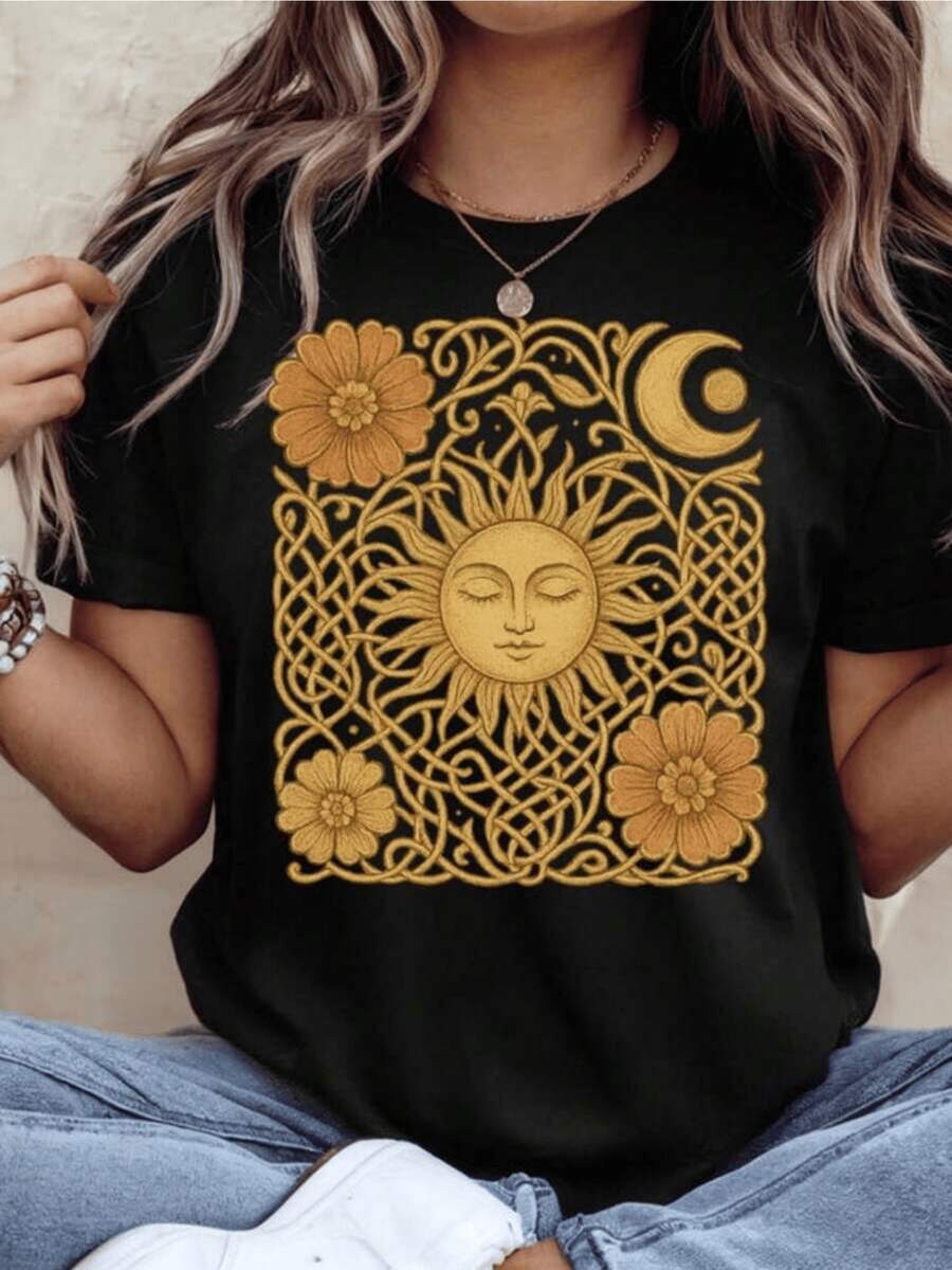 Símbolos dorados de sol luna y flores entrelazadas evocan conexión espiritual naturaleza energía femenina y armonía cósmica en una composición cálida y elegante camiseta de mujer casual cómoda para uso diario - Negro - Ver 1