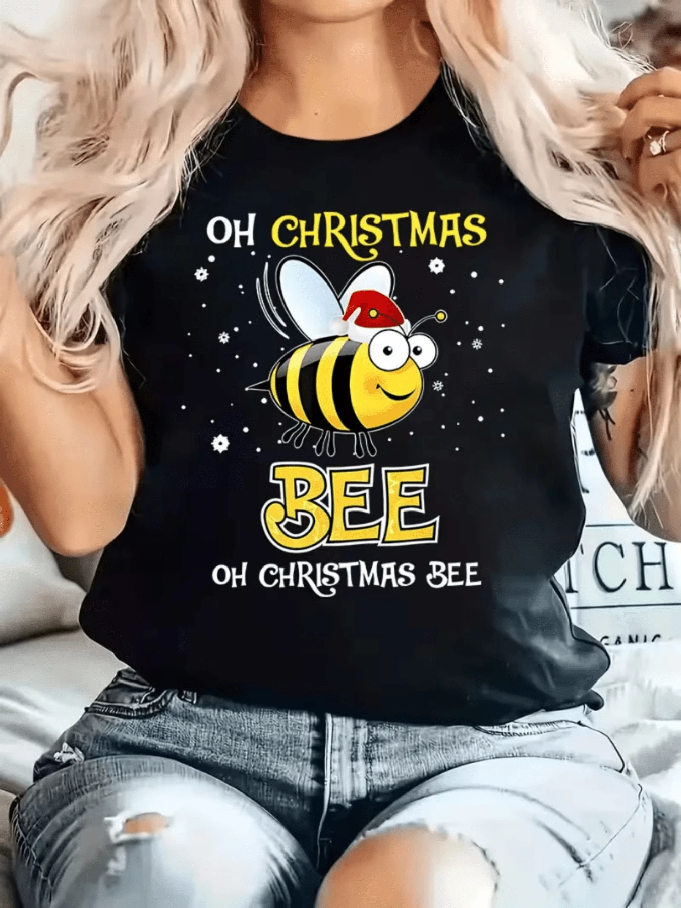 Abeja feliz con gorro navideño sobre fondo con copos de nieve simboliza alegría y energía positiva para celebrar fiestas con encanto camiseta de mujer casual cómoda perfecta para regalo navideño - Negro - Ver 1