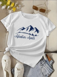 Montañas azules que evocan aventuras y libertad con pinos al horizonte simbolizando el espíritu explorador y la conexión con la naturaleza camiseta de mujer casual cómoda ideal para viajes y días al aire libre - Blanco - Ver 1