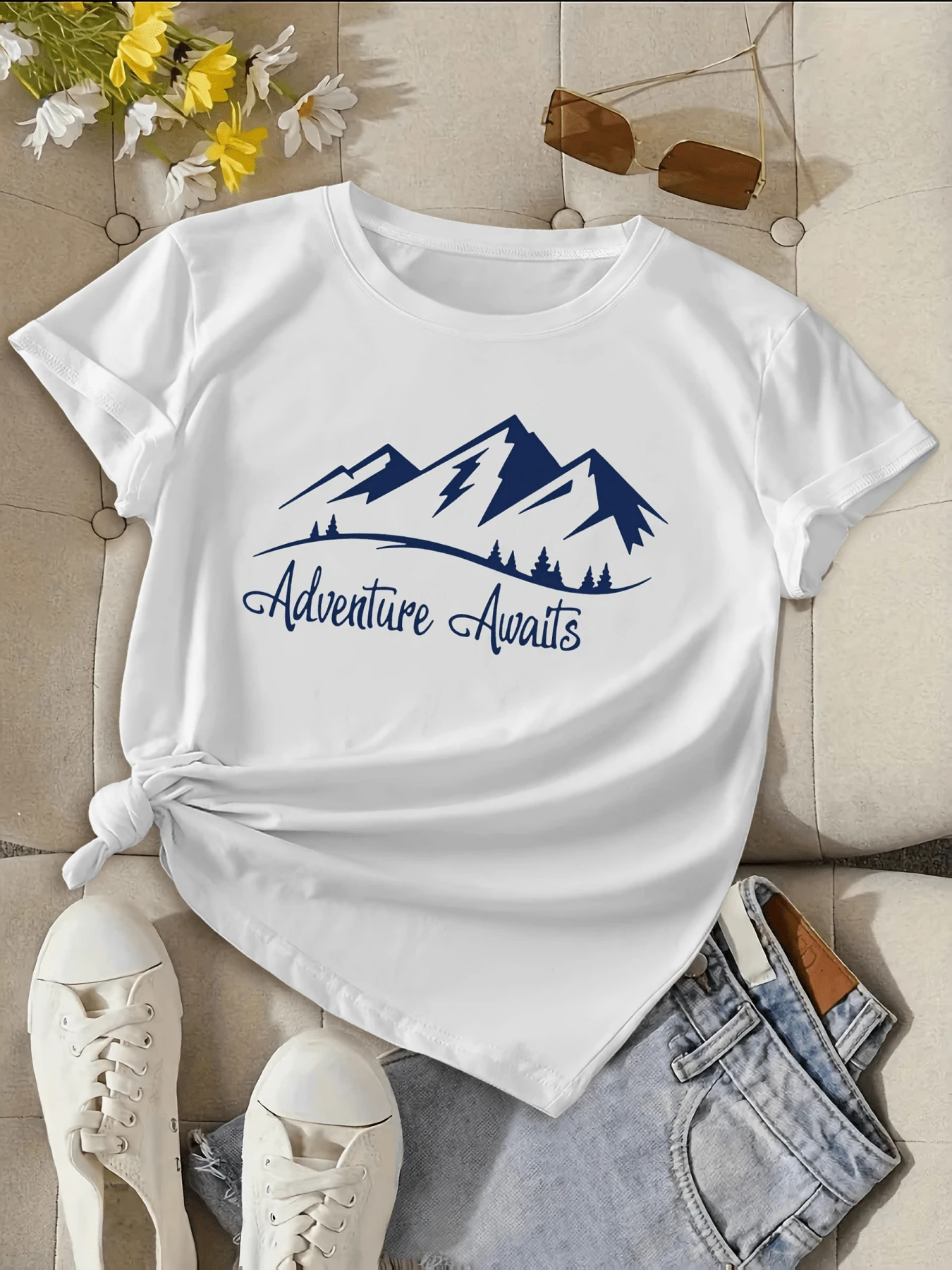Montañas azules que evocan aventuras y libertad con pinos al horizonte simbolizando el espíritu explorador y la conexión con la naturaleza camiseta de mujer casual cómoda ideal para viajes y días al aire libre - Blanco - Ver 1