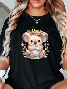 A Koala Surrounded By Colorful Flowers Symbolizes Tenderness, Harmony, And Love For Nature, Evoking Calm And Sweetness With Pink And Green Details That Convey Serenity. A Comfortable And Modern Casual Women's T-Shirt. - 黑色 - 查看 6