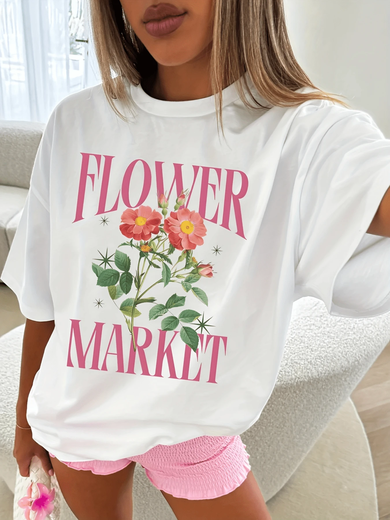 Flores rosadas vibrantes que evocan la frescura de un mercado lleno de vida y naturaleza reflejan alegría y energía positiva camiseta de mujer casual moderna para uso diario - Blanco - Ver 1