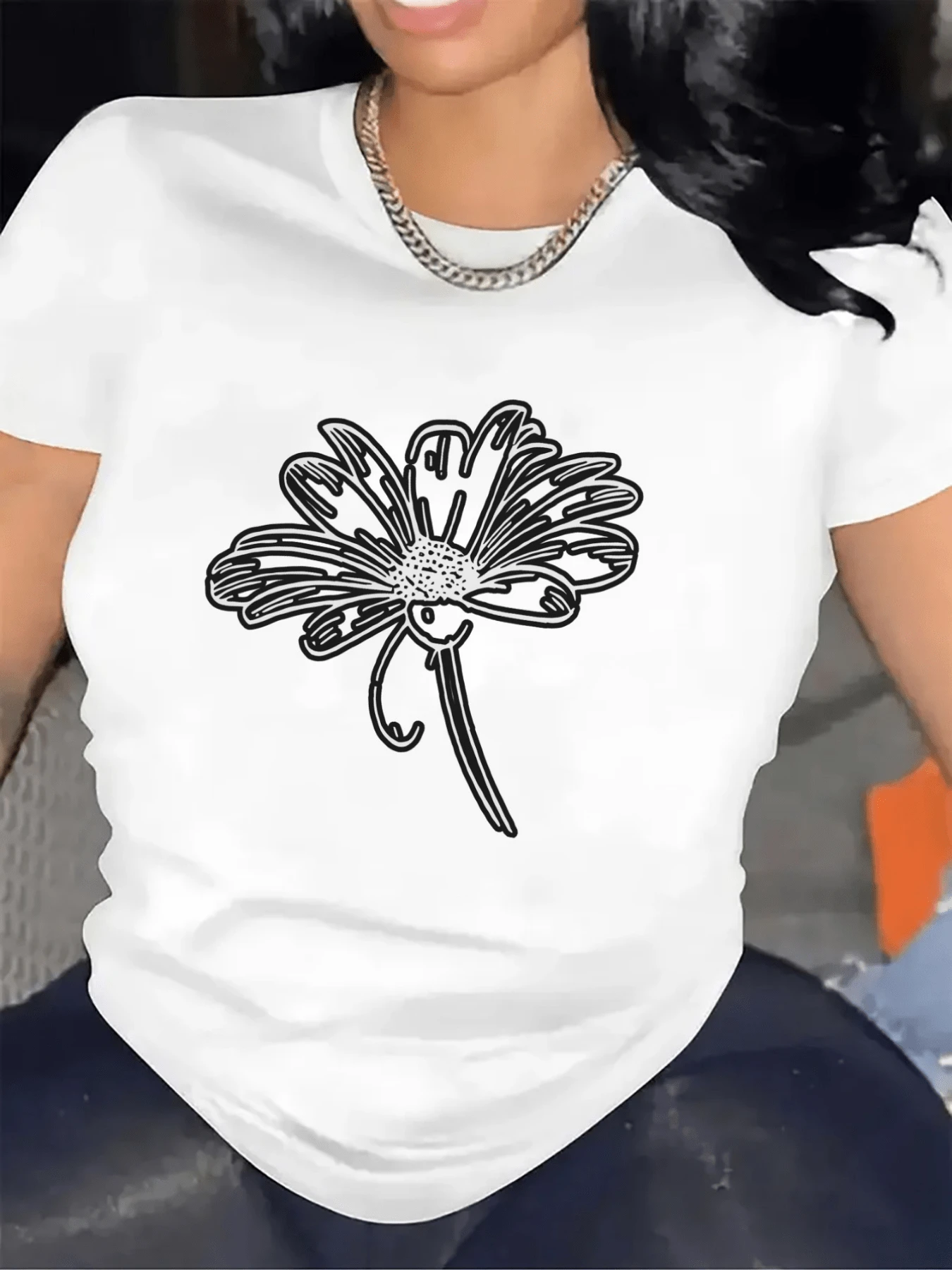 A Flower Drawn In White Lines Symbolizes Purity, Joy, And Natural Energy, With Open Petals Evoking Freedom And Optimism. This Casual, Comfortable, And Modern Women's T-Shirt Is Ideal For Everyday Wear. - 白色 - 查看 1