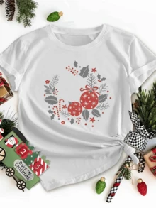 Festive Motifs With Red Spheres, Pine Branches, Holly, And Ribbons Evoke Christmas Joy And The Warmth Of Home. Comfortable Casual White Women's T-Shirt For Winter Celebrations. - 白色 - 查看 1