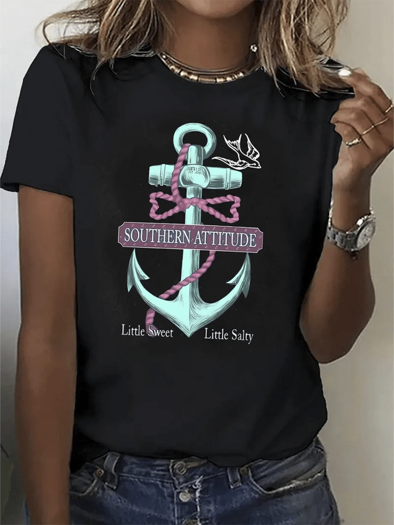 Ancla azul con cuerda rosa que simboliza fuerza y libertad acompañada de una golondrina que representa esperanza y espíritu aventurero camiseta de mujer casual moderna para uso diario - Negro - Ver 1