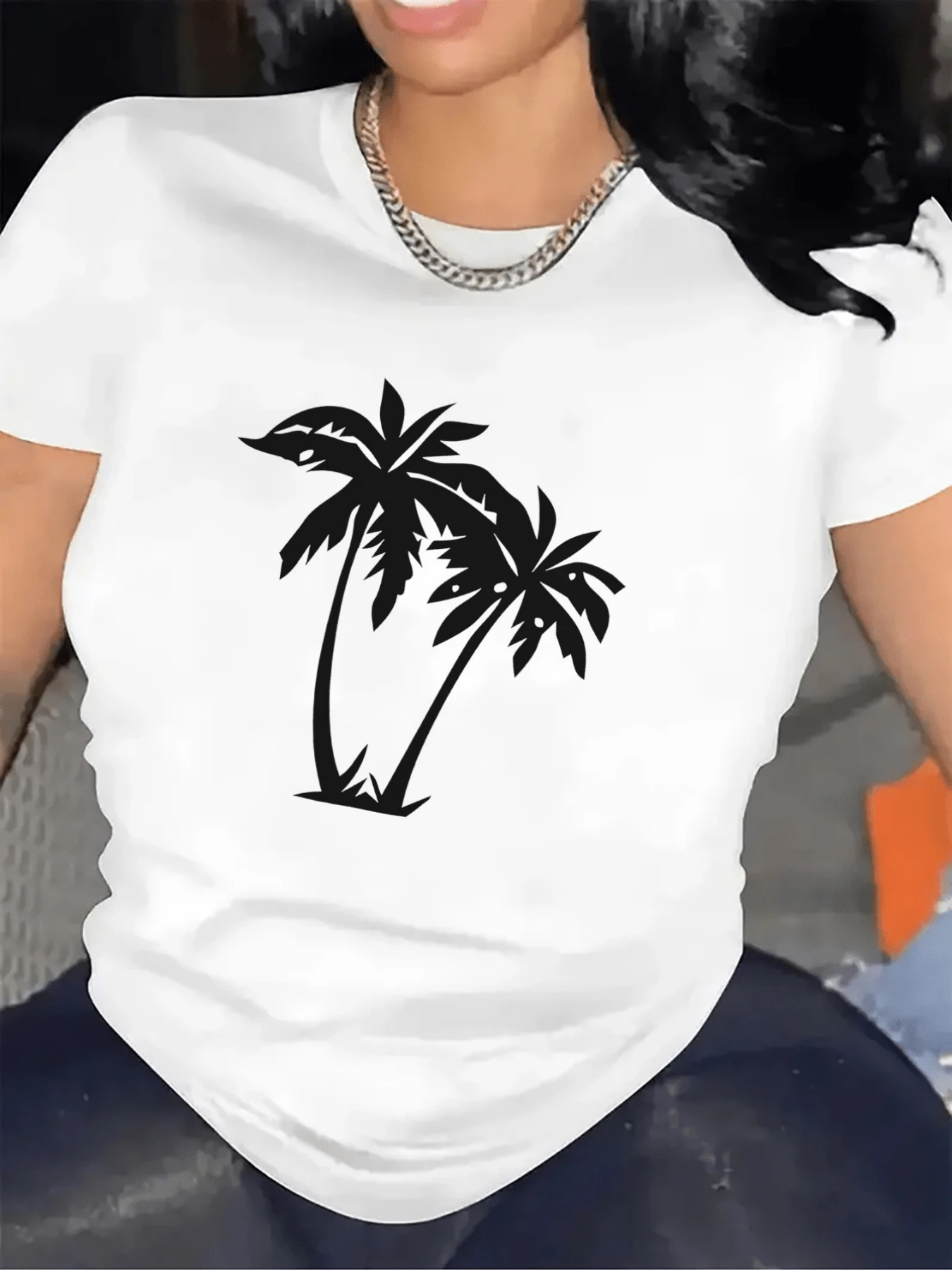 Two Intertwined White Palm Trees Evoke The Tranquility And Freshness Of A Tropical Afternoon By The Sea With A Gentle Breeze And A Feeling Of Freedom. Comfortable Casual Women's T-Shirt For Summer - 白色 - 查看 1