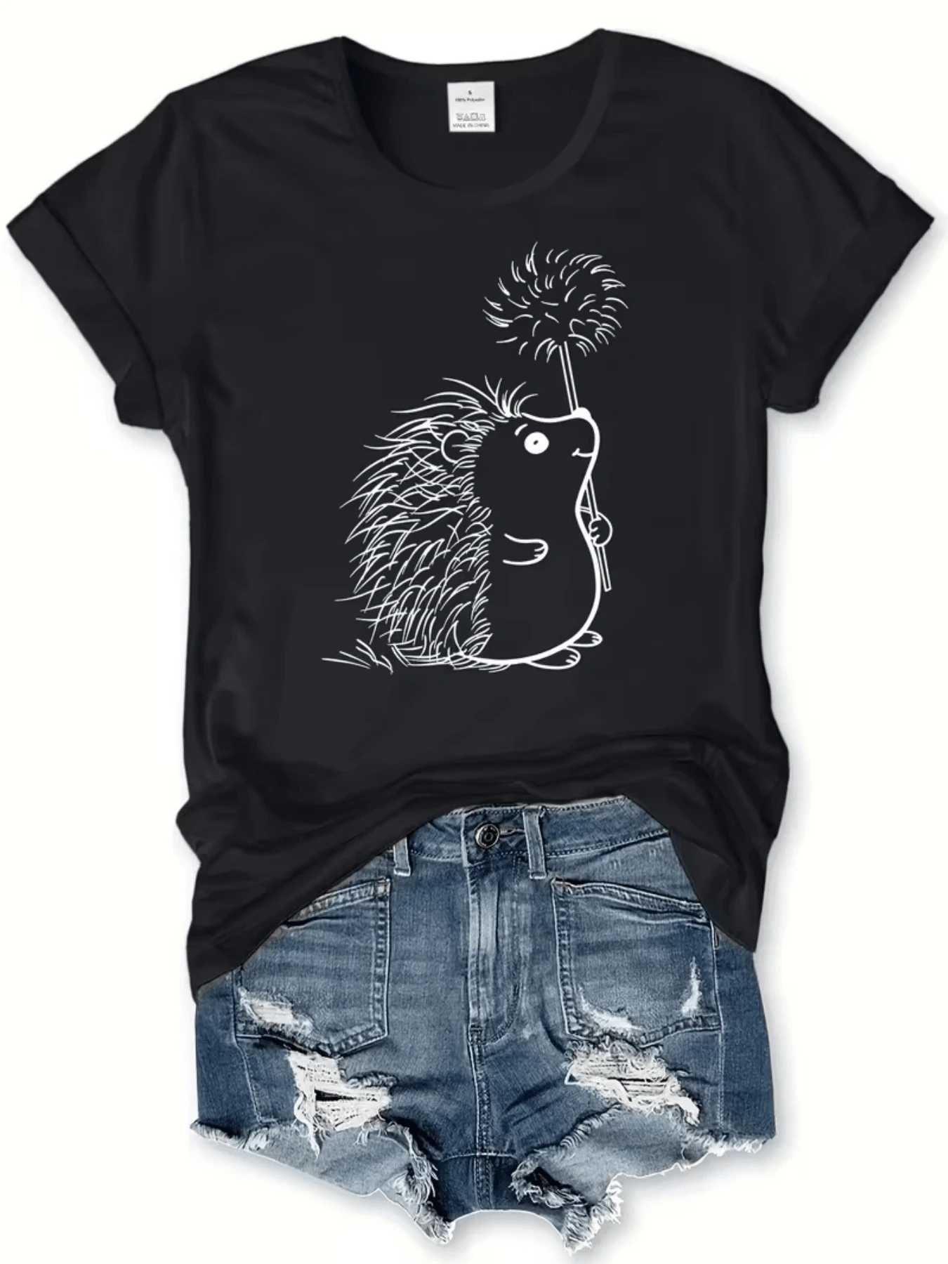 Erizo con mirada tierna sosteniendo una rama con un suave penacho simbolizando la fuerza amable y la curiosidad de la naturaleza camiseta de mujer casual cómoda para uso diario - Negro - Ver 1