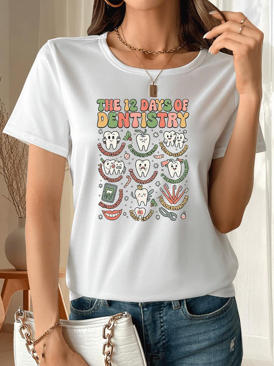 Smiling Festive Teeth With Cheerful Hats Represent The Christmas Spirit Of Dentistry And Happiness In Every Smile. Comfortable, Modern Casual Women's T-Shirt For Everyday Wear. - 白色 - 查看 1