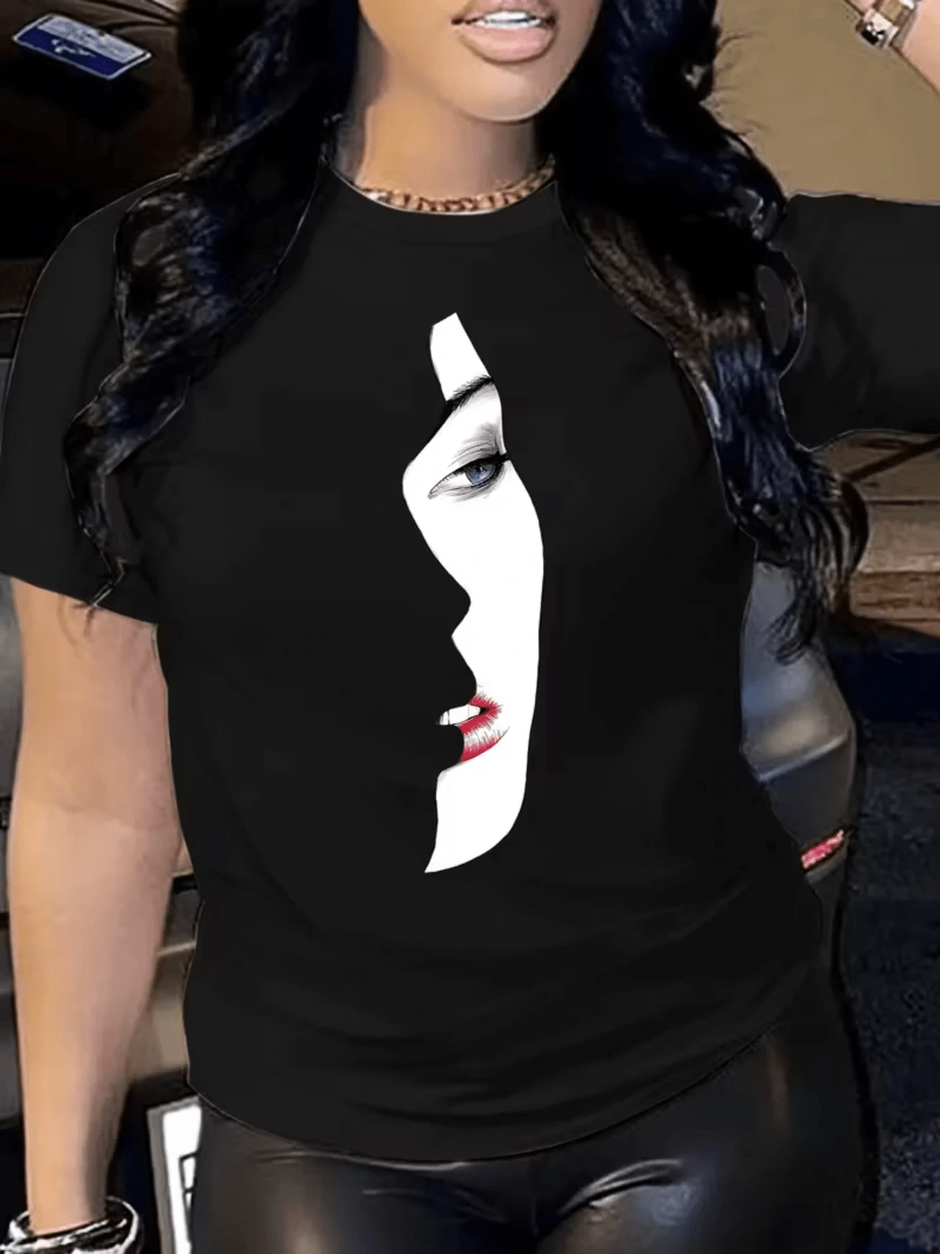 Rostro dividido que simboliza dualidad entre lo oculto y lo visible reflejando la conexión entre alma y mirada profunda en contraste de luz y sombra camiseta de mujer moderna cómoda y elegante - Negro - Ver 1