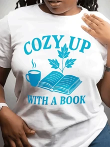 Una taza humeante junto a un libro abierto simboliza la calma y la inspiración que surgen del placer de leer mientras las hojas representan crecimiento interior camiseta de mujer cómoda y moderna para amantes de la lectura - Blanco - Ver 6