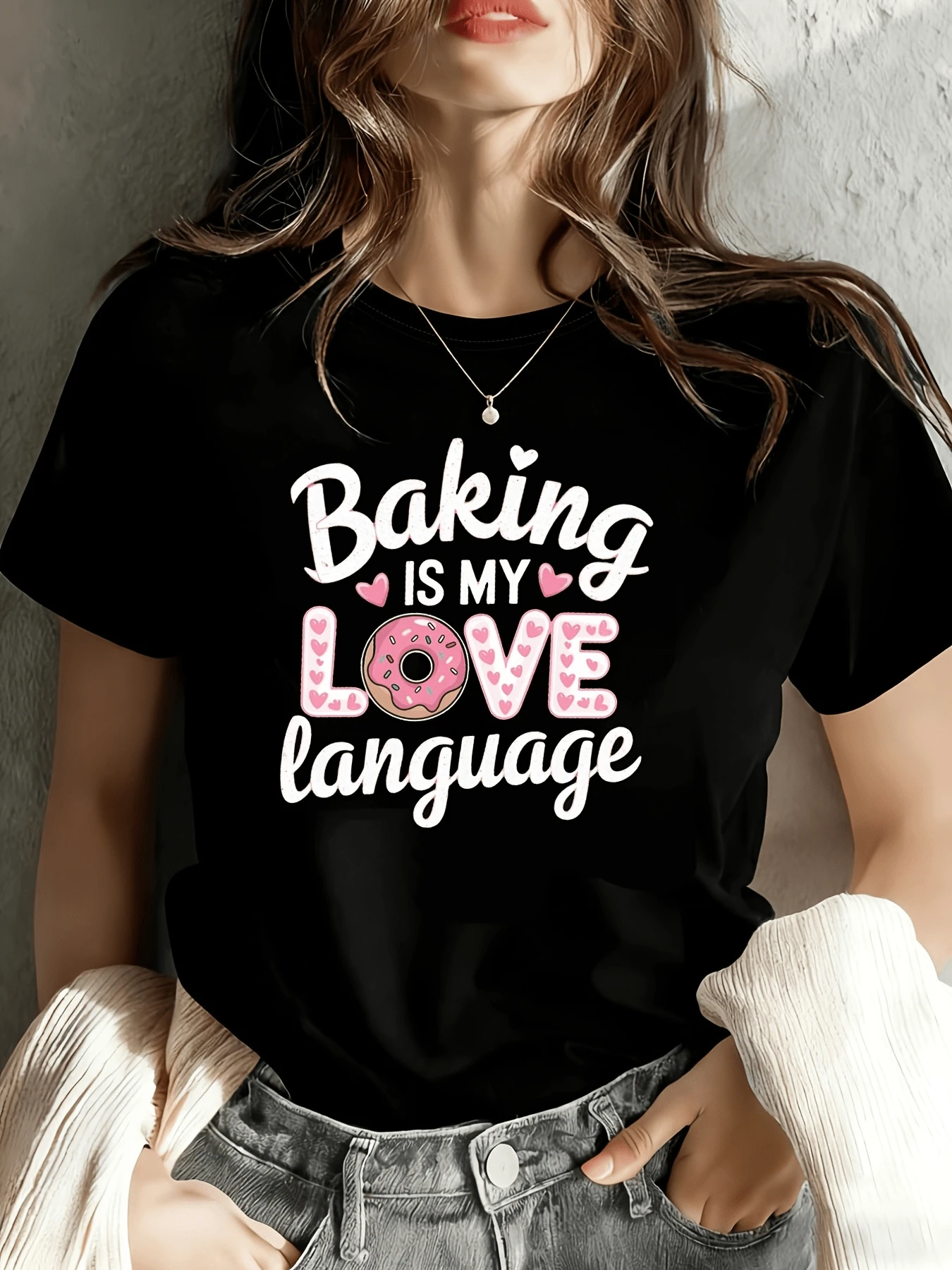 Fun Text With The Phrase "Baking Is My Love Language" That Expresses Passion For Baking And Love Through The Art Of Baking With Hearts And Donuts. Comfortable Casual Women's T-Shirt For Everyday Wear - 黑色 - 查看 1