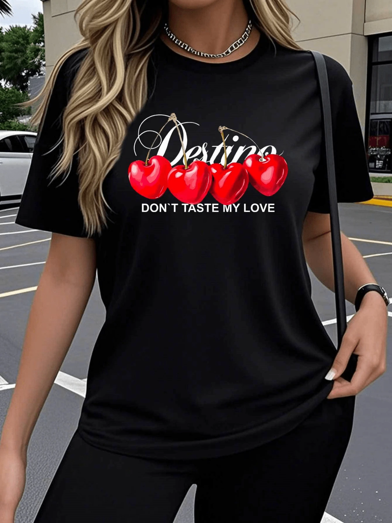Four Bright Red Cherries Symbolize Passion, Destiny, And The Power Of Love With A Bold Message Celebrating Modern Feminine Strength. A Stylish, Casual Women's T-Shirt For Everyday Wear. - 黑色 - 查看 1