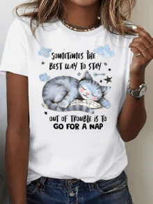 Gato azul dormido sobre almohada rodeado de estrellas y nubes transmite tranquilidad y dulzura con mensaje positivo para quienes aman la calma camiseta de mujer con estampado artístico casual confortable para uso diario - Blanco - Ver 1