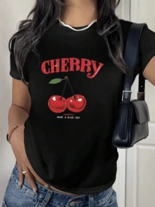 Dos cerezas rojas brillantes unidas por un tallo verde simbolizan alegría frescura y energía positiva transmitiendo un mensaje de optimismo y buen día camiseta de mujer moderna casual cómoda para verano - Negro - Ver 8