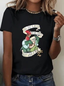 Red Rooster Playing A Lute And Singing Energetically Under Ribbons With Cheerful Phrases That Evoke Optimism And Fun. Casual Women's T-Shirt For Bright Days And A Free Spirit - 黑色 - 查看 1