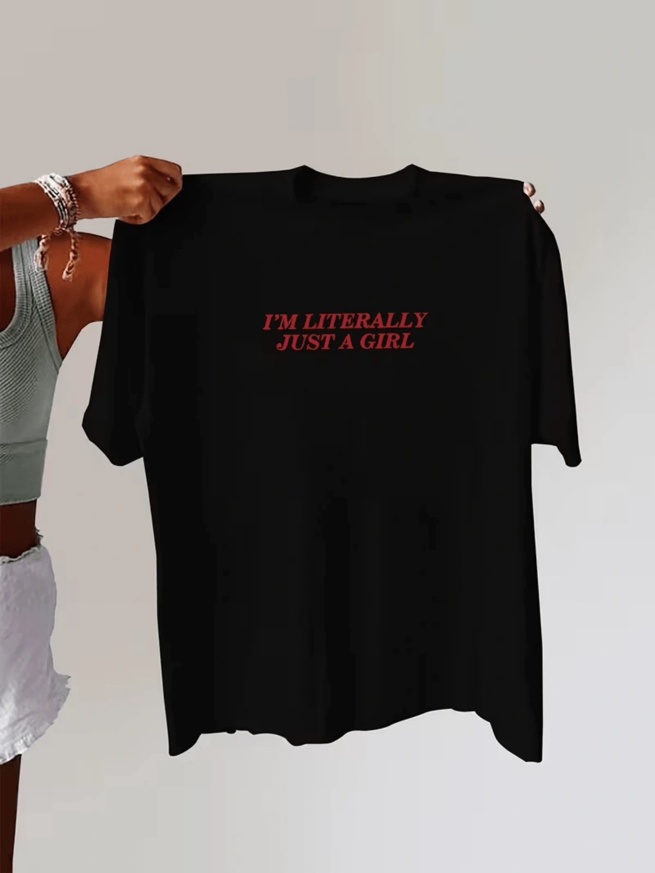 Frase en letras rojas que expresa con humor y confianza la identidad femenina resaltando la autenticidad y simplicidad del mensaje camiseta de mujer cómoda moderna para uso diario y ocasiones casuales - Negro - Ver 1