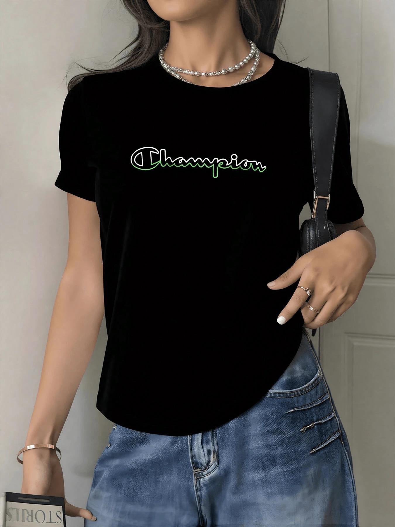 The Word "Champion" In A Green Tone Symbolizes Inner Strength And Self-Improvement, Evoking Positive Energy With Every Step. A Modern, Casual Women's T-Shirt For Elegant And Comfortable Everyday Wear. - 黑色 - 查看 1