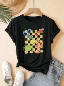 Wine Glasses Alongside Seafood, Grapes, And Lemons On A Yellow Checkered Background Evoke A Fresh And Joyful Summer Dinner By The Sea. A Modern, Comfortable, Casual Women's T-Shirt For Everyday Wear. - 黑色 - 查看 6